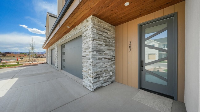 Building Photo - 367 Toms Cyn Dr