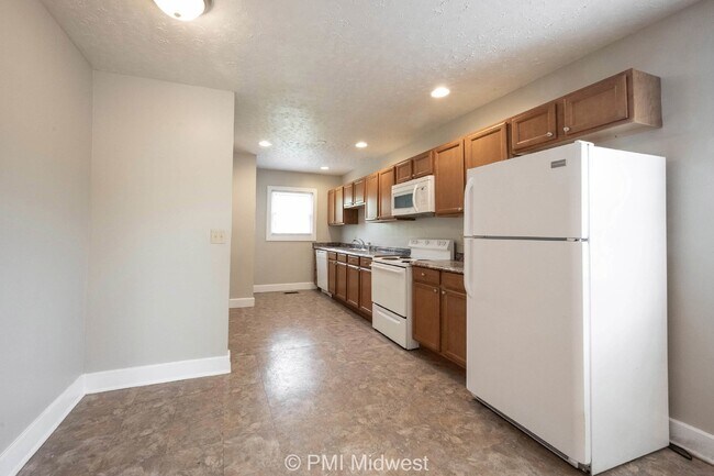 Building Photo - Charming 2-Bedroom Home with Hardwood Floo...