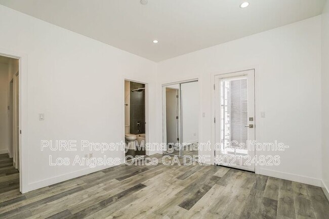 Building Photo - 1340 N Kenmore Ave