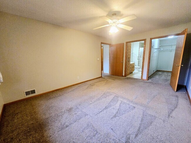 Building Photo - Charming 2-Bedroom, 2-Bathroom Home with Sunroom & Patio in Woodbury, MN