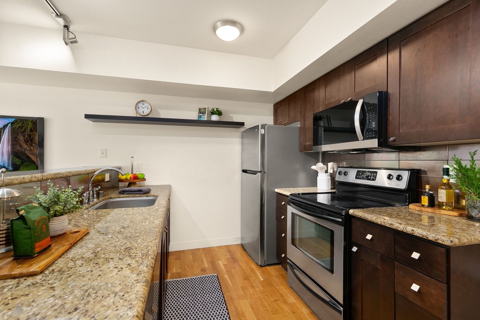 Building Photo - Renovated Studio in Capitol Hill with Rooftop City Views!!!!