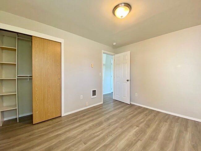 Building Photo - Updated Selah Home with Large Yard