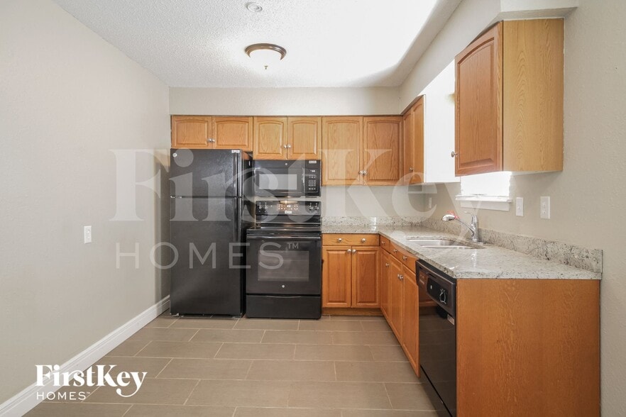 Building Photo - 717 NE Westwind Dr