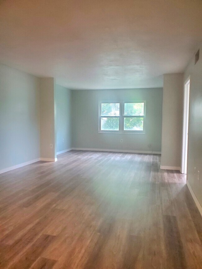 Building Photo - 1524 Lakeview Rd