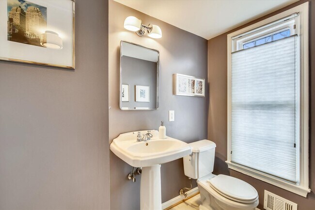 Building Photo - Fabulous 5BR 2.5BA Located in Close in Roc...