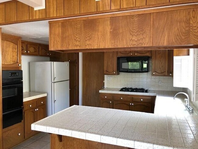 Building Photo - Oak View- Spacious Three Bedroom + Office Space