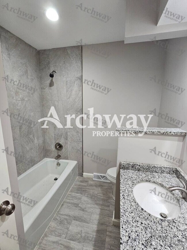 Building Photo - 1600 W Elm Terrace