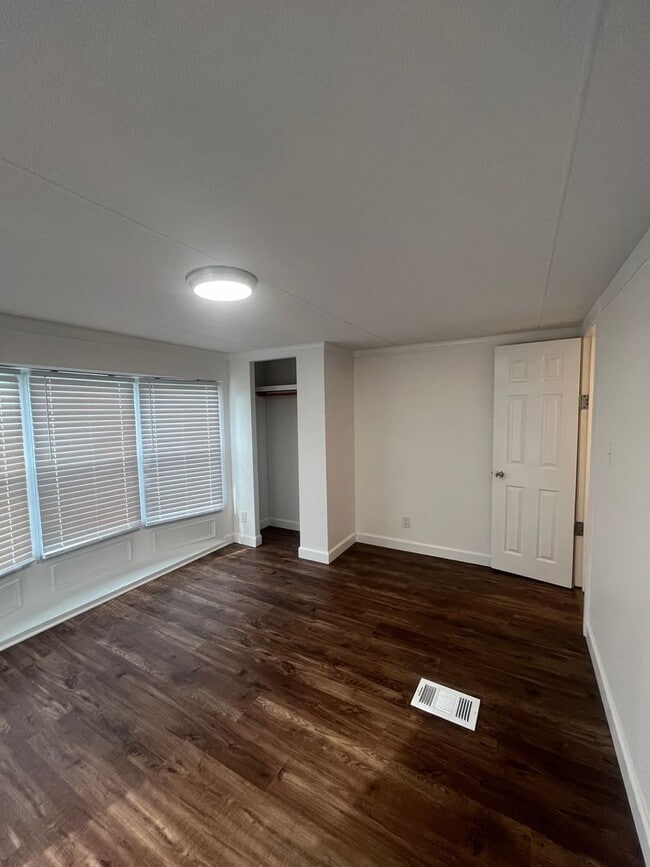 Building Photo - 193 Pearson St