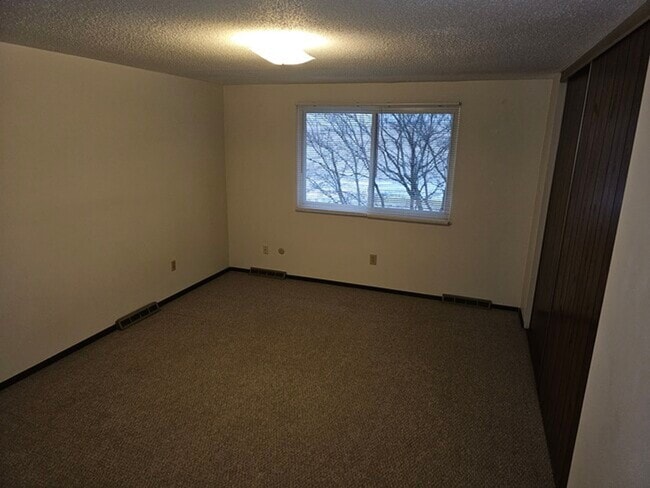 Building Photo - Large Two Bedroom Townhouse with Garage in...
