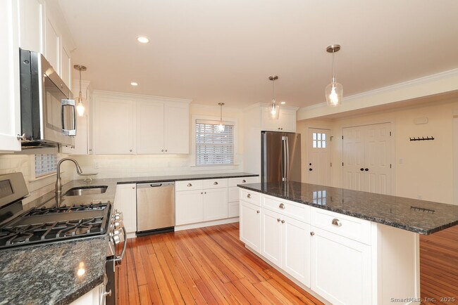 Building Photo - 792 Farmington Ave