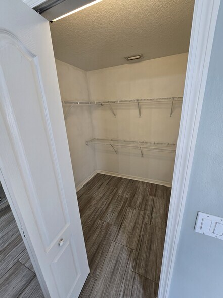 Building Photo - 1124 Lumsden Pointe Blvd