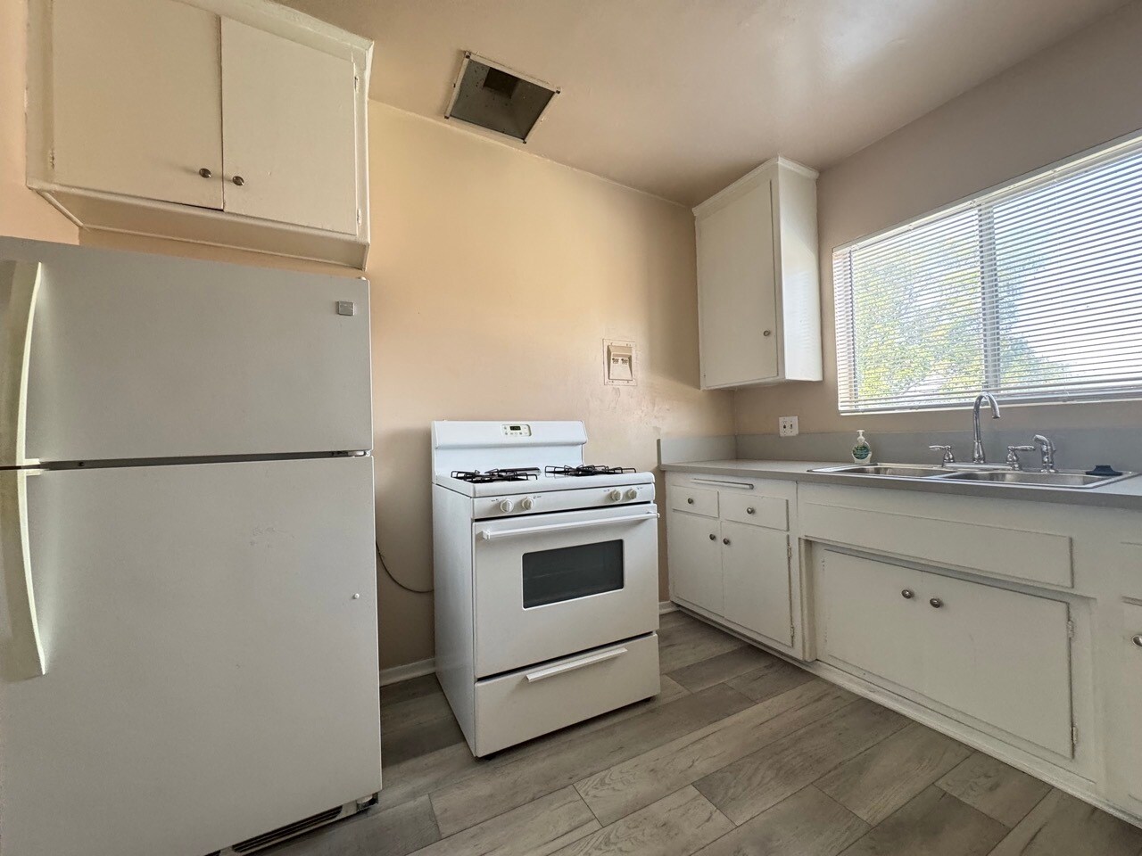 Building Photo - 1152 Irolo St