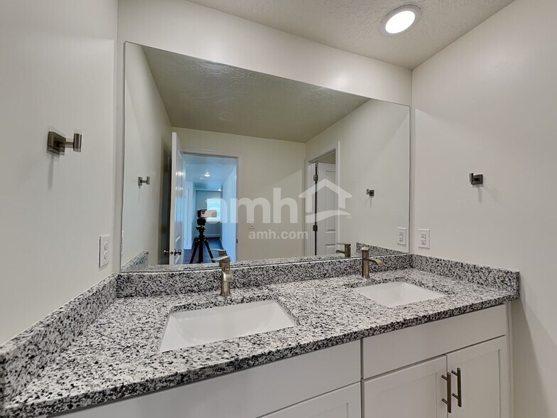 Building Photo - 1273 N Rickshaw Ln