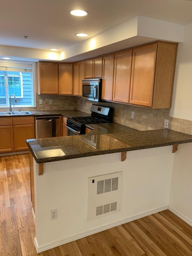 Building Photo - In the heart of Green Lake 3 bed 2.5 bath townhome for rent