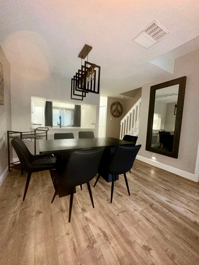 Building Photo - 7821 Sanibel Dr