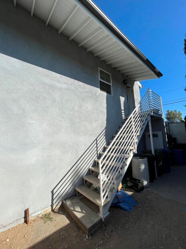 Building Photo - AVAILABLE NOW! 1+1 w/all appliances + private laundry! (21103 Mayall)