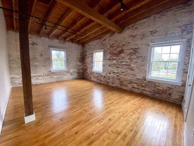 Building Photo - Immaculate 2 Bed in Renovated Industrial W...