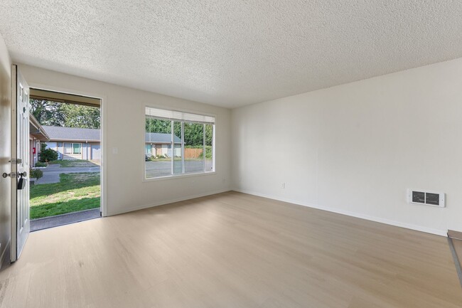 Building Photo - Move in ready! 2 bed 1 bath Olympia duplex!