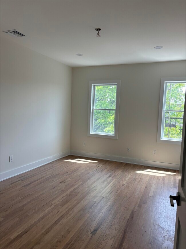 Building Photo - 802 Broadway