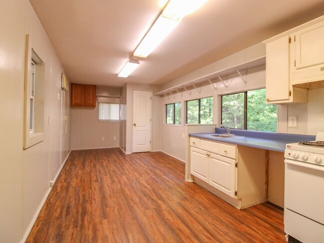 Building Photo - Charming Tiny Home in Peaceful Country Set...