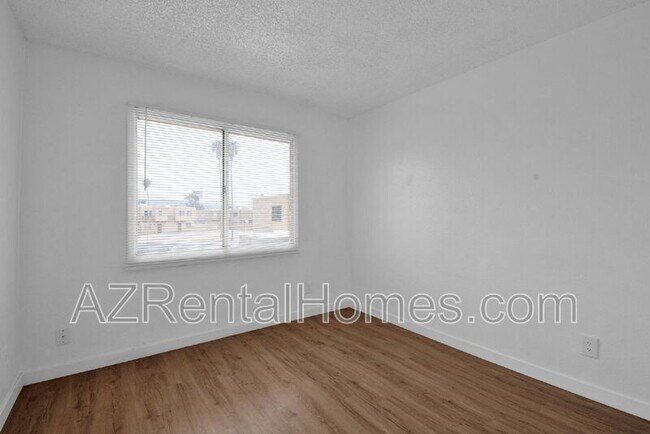 Building Photo - 4715 E Jones Ave