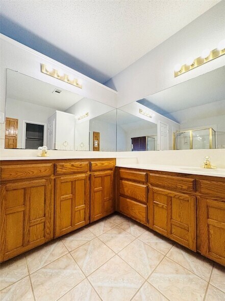 Building Photo - 2305 Buckeye Dr