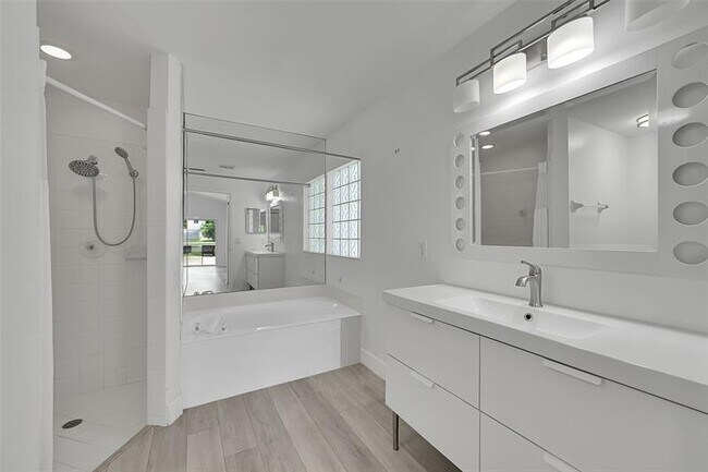 Building Photo - 16417 Sapphire Pl