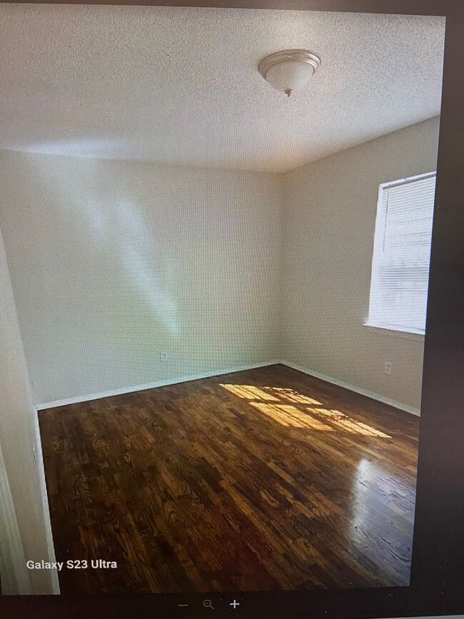 Building Photo - 4 Bedroom