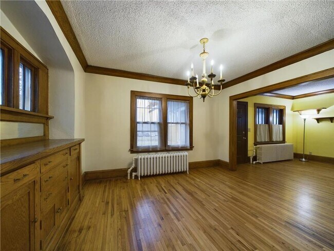 Building Photo - 6 Bedroom House Available Near Concordia University!