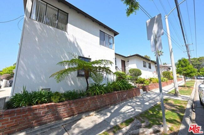 Building Photo - 3101 Arizona Ave