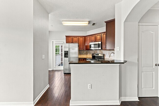 Building Photo - Absolutely Stunning 3 BR/2 BA/2 Car Garage Condo in gorgeous Gated New Tampa resort style community.