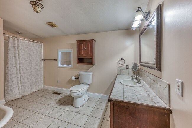 Building Photo - 222 Hulen Ave