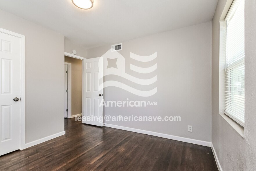 Building Photo - 328 W 46th Pl N