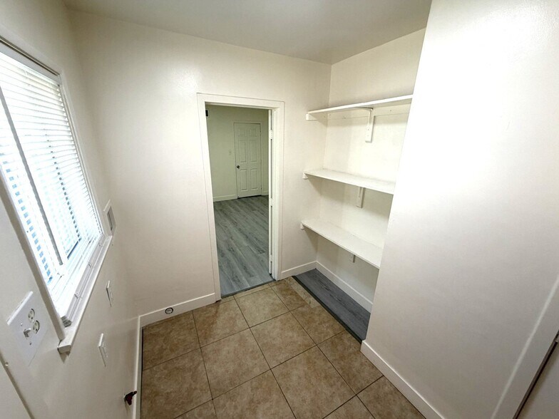 Building Photo - 3552 N Alameda Ave