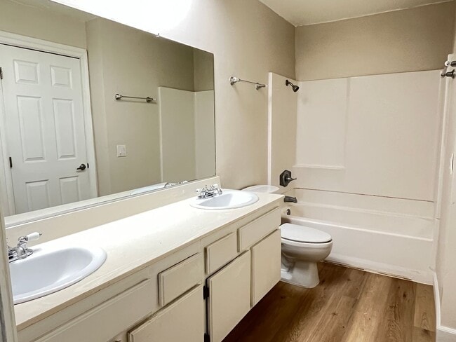 Building Photo - Spacious 2 bedroom, 1.5 bath townhouse for rent near UCR