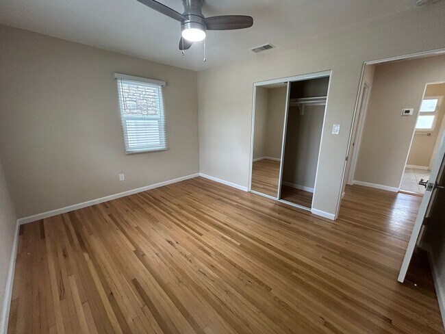 Building Photo - Bright & Sunny 3 Bed, 2 Bath Home – Just 4 Blocks from the Beach & Bay!