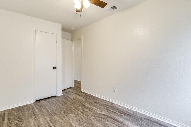Building Photo - Charming 2-Bed Haven with Granite Touches in Prime Fort Worth Location!