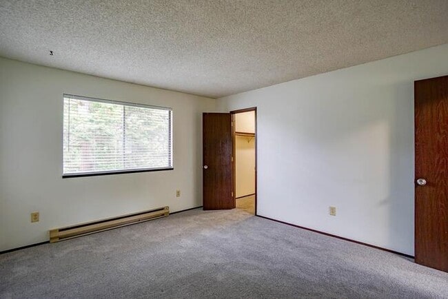 Building Photo - THREE BEDROOM TOWN HOME WITH GARAGE IN HAZEL DELL