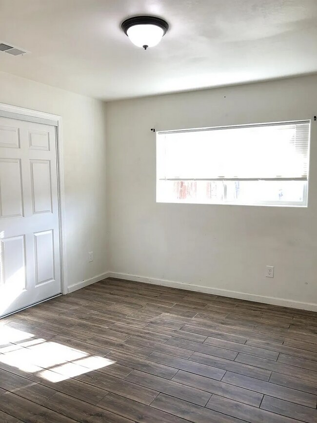 Building Photo - 308 Oswell St