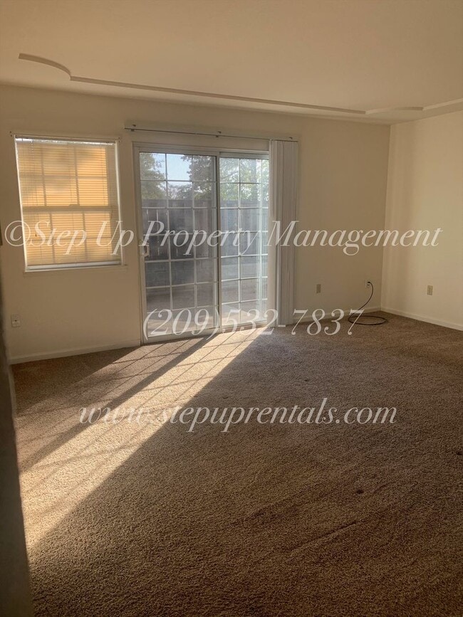 Building Photo - Welcoming and Spacious 3 Bedroom 2.5 Bathroom Home in Sonora!