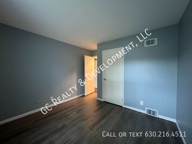 Building Photo - *** UPDATED FIRST FLOOR UNIT / 2 BDRM / W&...