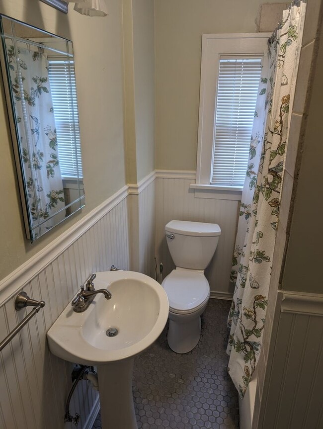 Building Photo - Cozy, Pet Friendly Northside Home