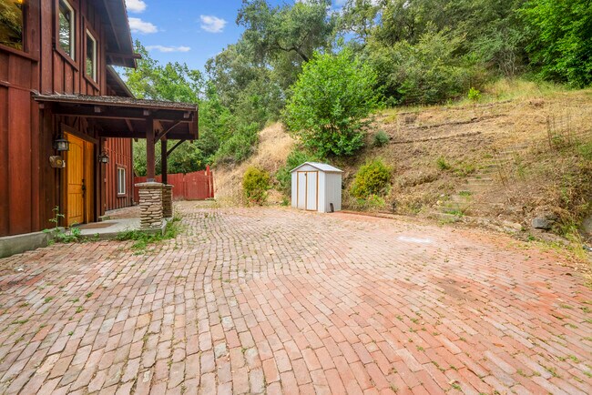 Building Photo - 975 Logan Creek Rd