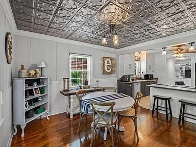Building Photo - Incredible, executive, fully furnished, im...