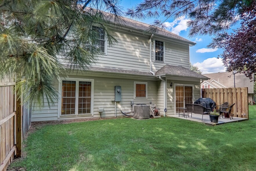 Building Photo - 893 W Pointe Dr