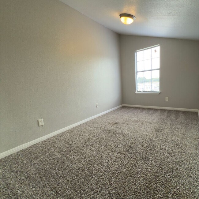 Building Photo - $500 Off 1st Full Month!* All Utilities In...