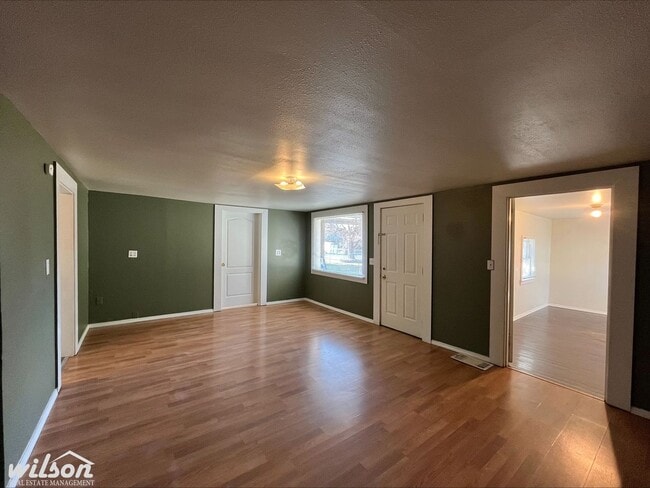 Building Photo - Bright & Spacious 3 bedroom, 1 bath Home for Rent!