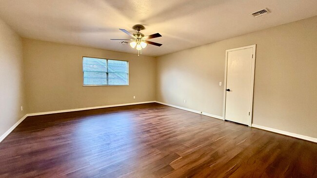 Building Photo - Newly Remodeled 3 Bed 2 Bath Gem in Prime ...