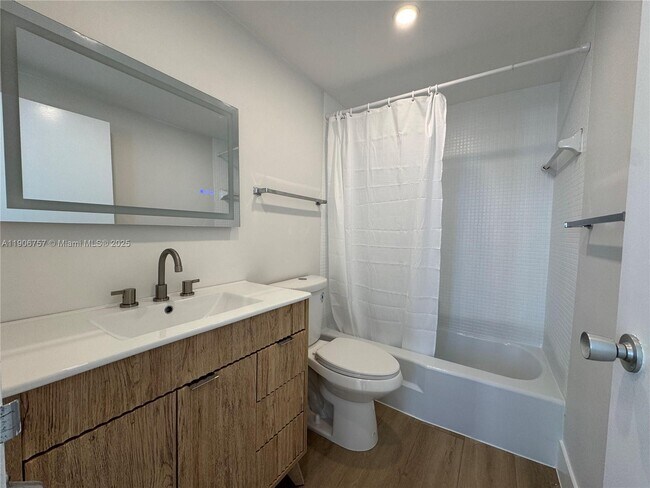 Building Photo - 825 Brickell Bay Dr