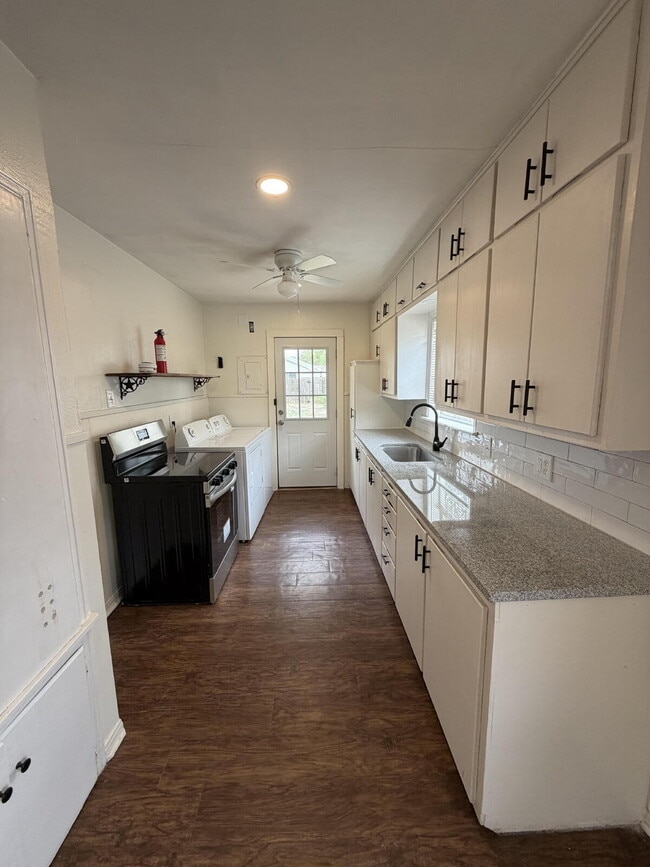 Building Photo - Wonderful updated home! 3/1!